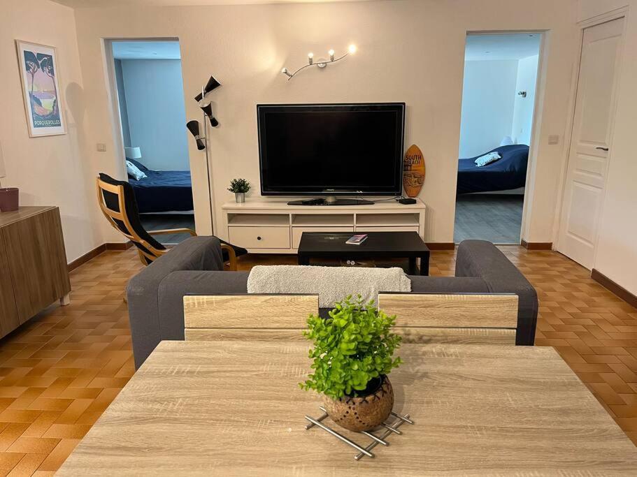 Bas De Villa 70M2 Independant Avec Espace Jacuzzi Prive 르 라방두 외부 사진